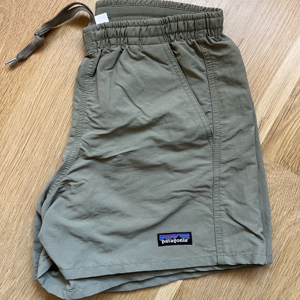 Patagonia women’s shorts
Baggies 5inch
Size XS